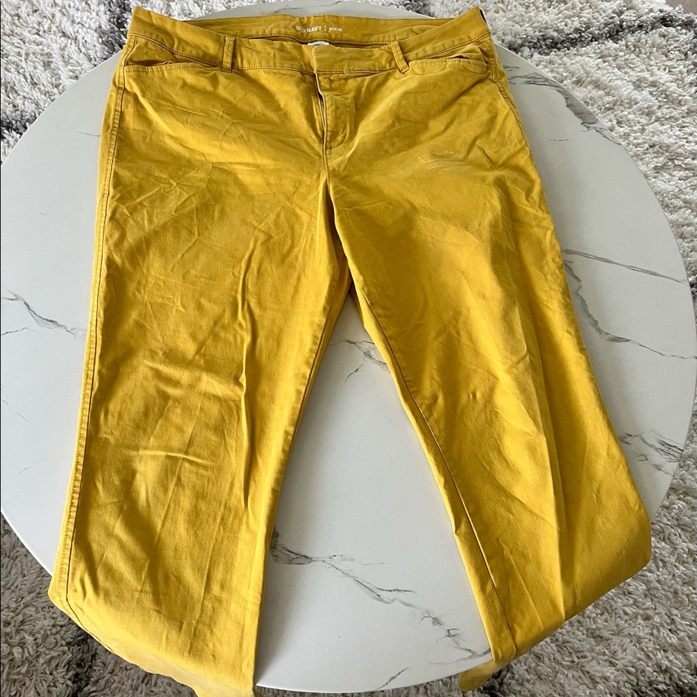 Old Navy pixie kakhi pants in excellent condition